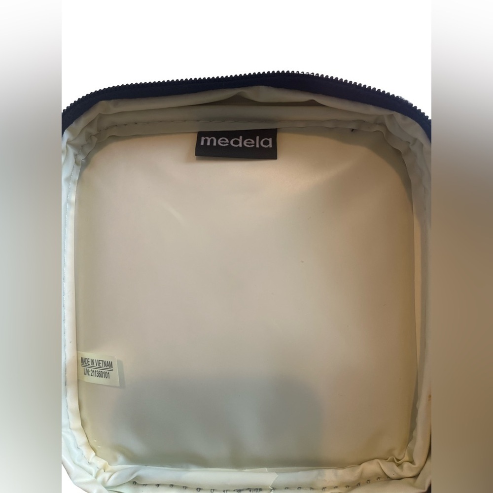 Medela Black Breast Milk Cooler Bag. - Picture 4 of 4
